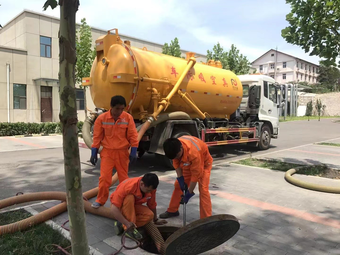 石柱管道疏通车停在窨井附近