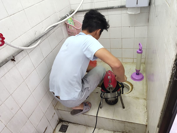 石柱管道堵塞冒臭气 专业师傅现场解决问题