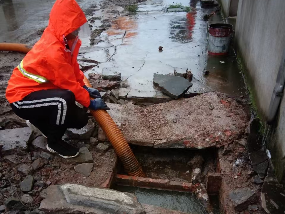 石柱专业清理污水池 炜誉市政以规范流程守护城市 “肠道”