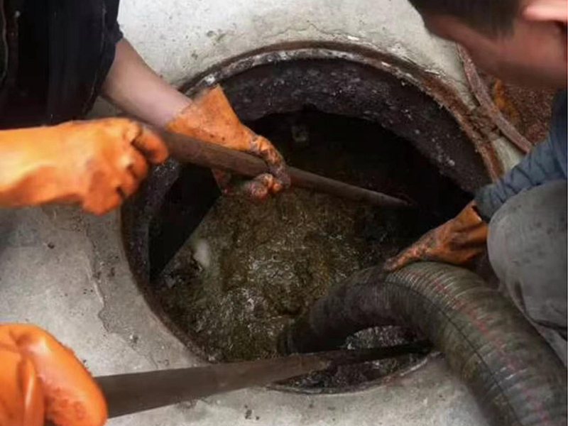 石柱清理化粪池时如何避免沼气的危害？